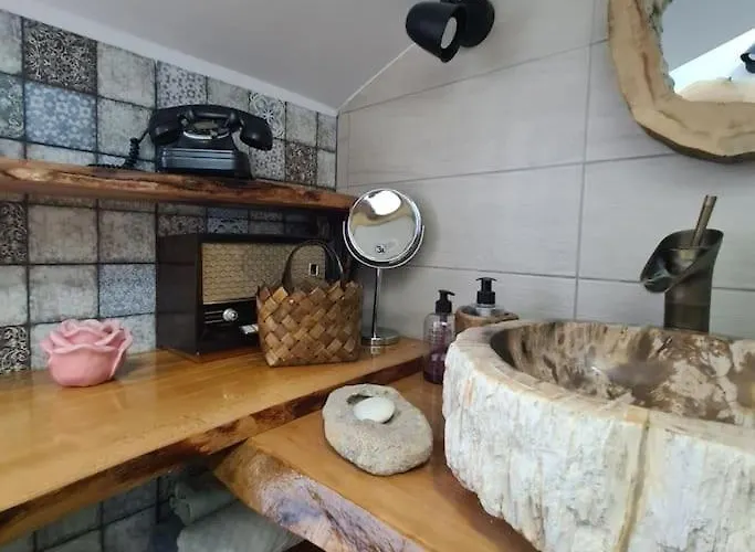 Mansarda Boema, Gradina De Basm