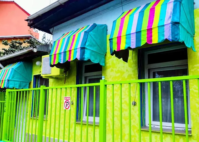 Artsy, Fully Equipped House, 2 Bedrooms, 2 Tvs, Free Parking, All To Yourself!